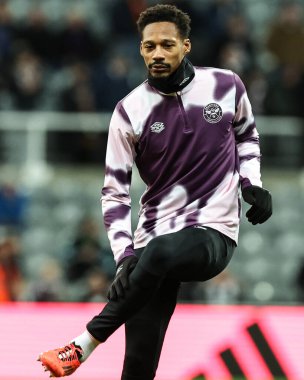 Brentford 'dan Ethan Pinnock, 18 Aralık 2024' te St. James 's Park, Newcastle, İngiltere' de oynanan Carabao Kupası çeyrek final maçında Brentford 'a karşı ısınacak.