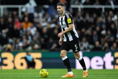 Newcastle United takımından Fabian Schr, 18 Aralık 2024 'te St. James' s Park, Newcastle, İngiltere 'de oynanan Carabao Kupası çeyrek final maçında Brentford' a karşı savaşıyor.
