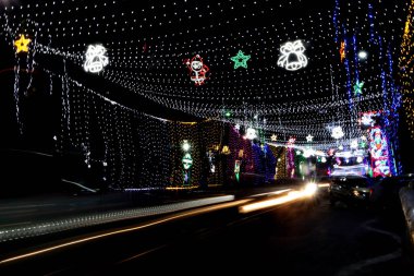 Park Caddesi, Noel ışıklarıyla aydınlanıyor. 19 Aralık 2024 Perşembe günü Hindistan 'ın Kolkata kentinde düzenlenen Noel Festivali' ni mahvetti..    