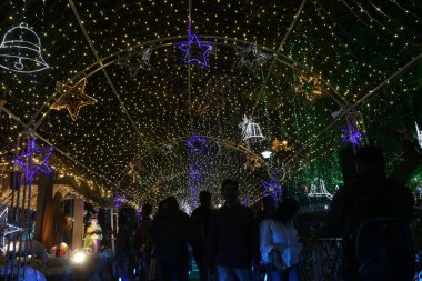 Park Caddesi, Noel ışıklarıyla aydınlanıyor. 19 Aralık 2024 Perşembe günü Hindistan 'ın Kolkata kentinde düzenlenen Noel Festivali' ni mahvetti..