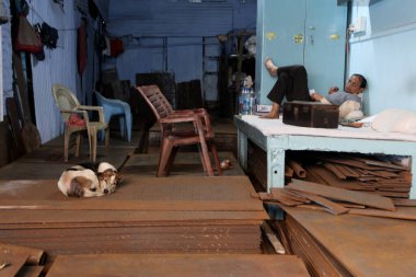 19 Aralık 2024, Perşembe günü Hindistan, Kolkata 'daki toptan çelik ve demir pazarında bir tüccar.. 