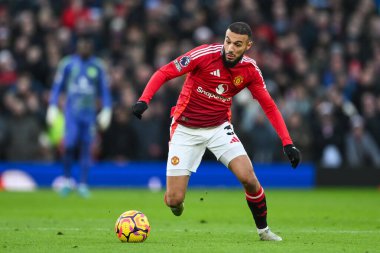 Manchester United takımından Noussair Mazraoui 22 Aralık 2024 'te Old Trafford, Manchester, İngiltere' de oynanan Premier League maçında topa vuruyor.