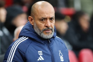 Nuno Esprito Santo Premier League maçı sırasında Nottingham Ormanı teknik direktörü Brentford Nottingham Ormanı 'na karşı Gtech Community Stadyumu, Londra, 21 Aralık 2024