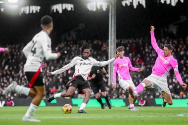 Fulham 'dan Alex Iwobi Premier Lig maçı sırasında Londra, İngiltere' deki Craven Cottage 'da Fulham Southampton' a karşı 22 Aralık 2024 'te çekim yaptı.
