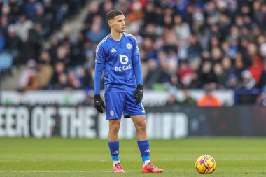 Leicester City 'den Bilal El Khannouss, İngiltere' nin Leicester şehrinde 22 Aralık 2024 'te oynanan Premier League maçında Leicester City, Wolverhampton Wanderers' a karşı serbest atış yapmaya hazırlanıyor.
