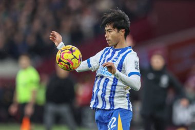 Brighton & Hove Albion takımından Kaoru Mitoma, Premier Lig karşılaşmasında topu Londra Stadyumu 'nda West Ham United ve Hove Albion' a karşı 21 Aralık 2024 tarihinde oynanan karşılaşmada kontrol ediyor.