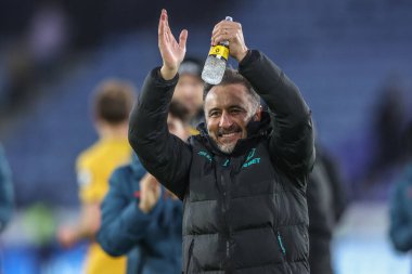 Wolverhampton Wanderers 'ın Vtor Pereira teknik direktörü, Premier League maçı Leicester City' nin Wolverhampton Wanderers 'a karşı 22 Aralık 2024' te King Power Stadyumu, Leicester, Birleşik Krallık 'ta oynanan maçında taraftarlarla zaferi kutluyor.
