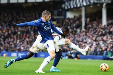 Chelsea 'den Moiss Caicedo ve Everton' dan Vitaliy Mykolenko Premier Lig maçı sırasında Goodison Park, Liverpool, Birleşik Krallık 'ta 22 Aralık 2024' te oynanan karşılaşmada top için mücadele ettiler.