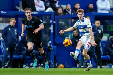 Queens Park Rangers takımından Kieran Morgan, 21 Aralık 2024 tarihinde Londra Matrade Loftus Road 'da Queens Park Rangers ve Preston North End arasındaki Sky Bet Şampiyonası maçında pas attı.