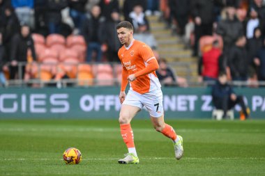 Blackpool 'dan Lee Evans, 21 Aralık 2024' te Bloomfield Road, Blackpool 'da oynanan Blackpool-Stevenage maçında topla bir çıkış yaptı.