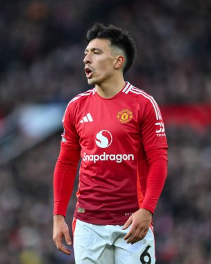 Manchester United 'ın 22 Aralık 2024' te Old Trafford, Manchester, İngiltere 'de oynadığı Premier League maçında Lisandro Martnez' e karşı