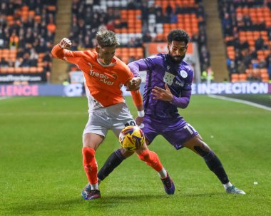 Blackpool 'dan Dom Ballard ve Stevenage' den Jordan Roberts 21 Aralık 2024 'te Bloomfield Road, Blackpool' da oynanan Blackpool-Stevenage maçında top için mücadele etti.