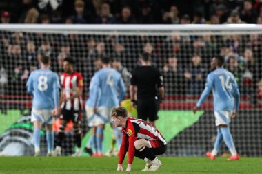 Brentford 'dan Keane Lewis-Potter, 21 Aralık 2024' te İngiltere 'nin Gtech Community Stadyumu' nda oynanan Premier League karşılaşmasında kaçırılan bir şansa tepki gösterdi.