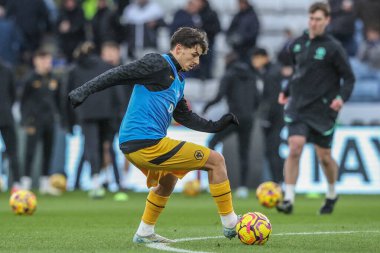 Wolverhampton Wanderers takımından Rodrigo Gomes Premier League maçında Leicester City, Wolverhampton Wanderers 'a karşı 22 Aralık 2024' te King Power Stadyumu, Leicester, Birleşik Krallık 'ta oynanan maçta ısınma turunda...