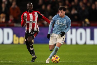 Nottingham Ormanı 'ndan Neco Williams 21 Aralık 2024' te İngiltere 'nin Gtech Community Stadyumu' nda Premier League karşılaşmasında Brentford Nottingham Ormanı 'na karşı oynadığı maçta topa vuruyor.