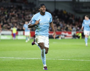 Nottingham Ormanı 'ndan Anthony Elanga, Premier League maçı Brentford Nottingham Ormanı' na karşı 21 Aralık 2024 'te Londra' daki Gtech Community Stadyumu 'nda oynanan maçta 0-2' lik galibiyet golünü kutluyor.