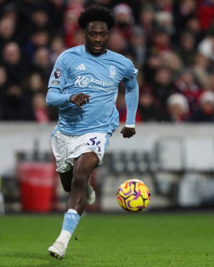 Nottingham Ormanı 'ndan Ola Aina Premier Lig karşılaşmasında Brentford Nottingham Ormanı' na karşı Gtech Community Stadyumu, Londra, 21 Aralık 2024