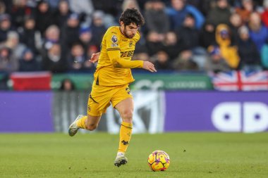 Wolverhampton Wanderers takımından Gonalo Guedes, Premier League maçında topu King Power Stadyumu 'nda Leicester City ile Wolverhampton Wanderers' a karşı 22 Aralık 2024 'te atıyor.