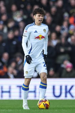 Leeds United takımından Ao Tanaka, 21 Aralık 2024 'te Leeds Road, Leeds, İngiltere' de oynanan Leeds United-Oxford United maçında topu aldı.