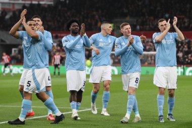 Nottingham Forest oyuncuları Premier League karşılaşması öncesinde Londra 'daki The Gtech Community Stadyumu' nda Brentford Nottingham Forest maçını alkışlıyor.