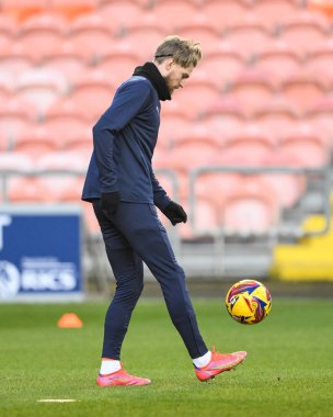 Blackpool takımından Hayden Coulson, 21 Aralık 2024 'te Blackpool, Bloomfield Road' da oynanan Blackpool-Stevenage maçı öncesinde oynanan maç öncesi ısınma maçında...