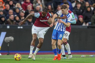 West Ham United 'dan Aaron Wan-Bissaka ve Brighton & Hove Albion takımından Kaoru Mitoma Premier Lig karşılaşmasında West Ham United ile Brighton ve Hove Albion' a karşı Londra Stadyumu 'nda 21 Aralık 2024