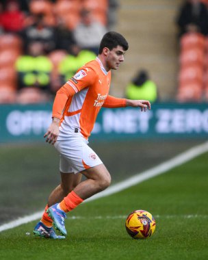 Blackpool 'dan Rob Apter, 21 Aralık 2024' te Bloomfield Road, Blackpool 'da oynanan Blackpool-Stevenage maçında topla bir çıkış yaptı.