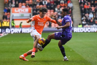 Blackpool 'dan Kyle Joseph ve Stevenage' den Nathan Thompson 21 Aralık 2024 'te Bloomfield Road, Blackpool' da oynanan 1. Blackpool-Stevenage maçında top için mücadele ettiler.