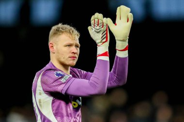 Southampton 'dan Aaron Ramsdale, 22 Aralık 2024' te Craven Cottage, Londra, İngiltere 'de oynanan Premier League maçında Fulham ve Southampton arasındaki kırık bir parmak nedeniyle dört parmaklı eldiven takıyor.