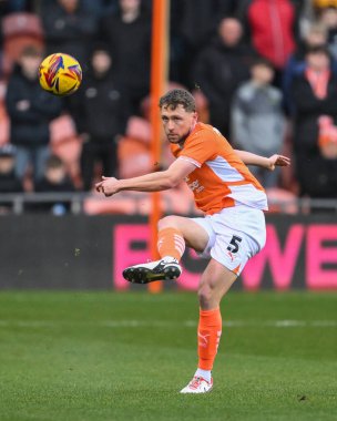 Blackpool takımından Matthew Pennington 21 Aralık 2024 'te Bloomfield Road, Blackpool' da oynanan Blackpool-Stevenage maçında pas verdi.