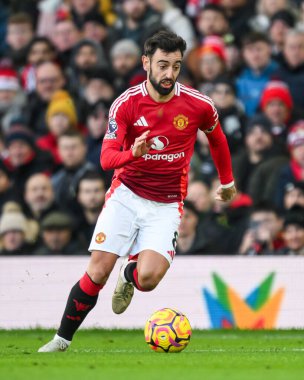 Manchester United takımından Bruno Fernandes 22 Aralık 2024 'te Old Trafford, Manchester, İngiltere' de oynanan Premier League maçında topa vuruyor.
