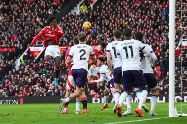 Manchester United takımından Kobbie Mainoo 22 Aralık 2024 'te Old Trafford, Manchester, İngiltere' de oynanan Premier League maçında kaleye doğru ilerliyor.