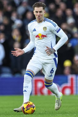 Leeds United takımından Joe Rodon, 21 Aralık 2024 'te Leeds Road, Leeds, İngiltere' de oynanan Leeds United - Oxford United maçında topu aldı.