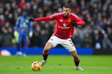 Manchester United takımından Noussair Mazraoui 22 Aralık 2024 'te Old Trafford, Manchester, İngiltere' de oynanan Premier League maçında topa vuruyor.