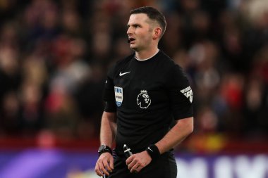 Hakem Michael Oliver Premier Lig maçı sırasında Brentford Nottingham Forest 'a karşı Gtech Community Stadyumu, Londra, 21 Aralık 2024
