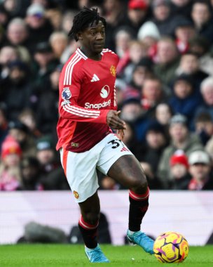 Manchester United takımından Kobbie Mainoo 22 Aralık 2024 'te Old Trafford, Manchester, İngiltere' de oynanan Premier League maçında topla ilerliyor.