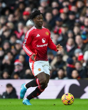 Manchester United takımından Kobbie Mainoo 22 Aralık 2024 'te Old Trafford, Manchester, İngiltere' de oynanan Premier League maçında topa vuruyor.