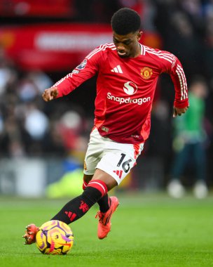 Manchester United takımından Amad Diallo 22 Aralık 2024 'te Old Trafford, Manchester, İngiltere' de oynanan Premier League maçında topa vuruyor.