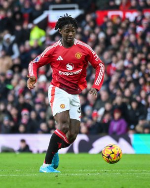 Manchester United takımından Kobbie Mainoo 22 Aralık 2024 'te Old Trafford, Manchester, İngiltere' de oynanan Premier League maçında topa vuruyor.