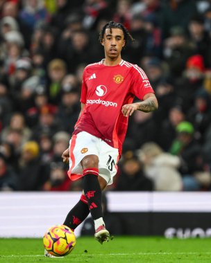 Manchester United takımından Leny Yoro 22 Aralık 2024 'te Old Trafford, Manchester, İngiltere' de oynanan Premier League maçında pas verdi.