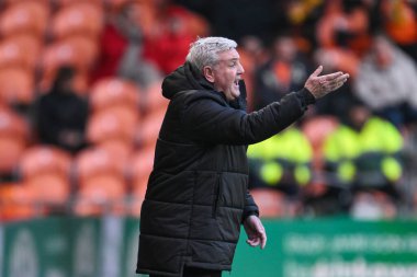 Blackpool 'un baş antrenörü Steve Bruce takımına 21 Aralık 2024' te Bloomfield Road, Blackpool 'da oynanan Blackpool-Stevenage maçında talimat verir.