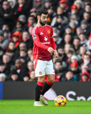Manchester United takımından Bruno Fernandes 22 Aralık 2024 'te Old Trafford, Manchester, İngiltere' de oynanan Premier League maçında topa vuruyor.