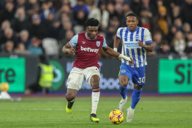 West Ham United takımından Muhammed Kudus, 21 Aralık 2024 'te Londra' daki Londra Stadyumu 'nda oynanan Premier League maçında West Ham United, Brighton ve Hove Albion maçında topu bıraktı.