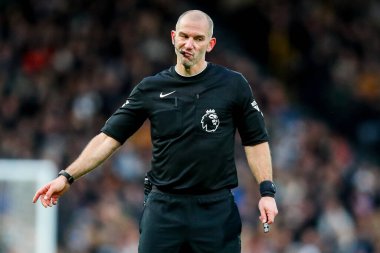Hakem Tim Robinson 22 Aralık 2024 'te Craven Cottage, Londra, İngiltere' de oynanan Premier League maçında tepki gösterdi.