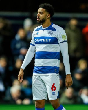 Queens Park Rangers 'dan Jake Clarke-Salter, 21 Aralık 2024 tarihinde Londra, Londra' daki Matrade Loftus Road 'da Queens Park Rangers' a karşı oynanan Gökyüzü İddia Şampiyonası maçına bakıyor.