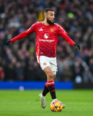 Manchester United takımından Noussair Mazraoui 22 Aralık 2024 'te Old Trafford, Manchester, İngiltere' de oynanan Premier League maçında topa vuruyor.