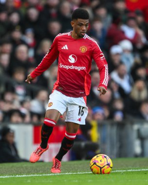 Manchester United takımından Amad Diallo 22 Aralık 2024 'te Old Trafford, Manchester, İngiltere' de oynanan Premier League maçında topa vuruyor.