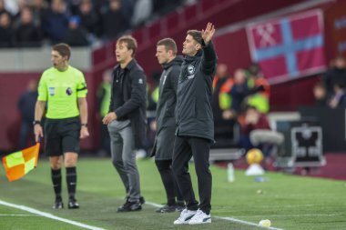 Brighton & Hove Albion takımının teknik direktörü Fabian Hrzeler, Premier League maçında takımına talimat verdi. West Ham United, Brighton ve Hove Albion 'a karşı.
