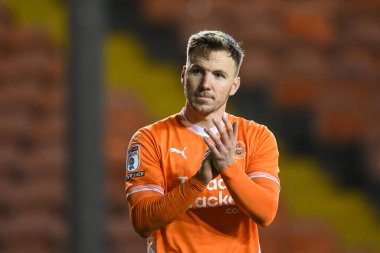 Blackpool 'dan Lee Evans, 21 Aralık 2024' te Bloomfield Road, Blackpool 'da oynanan Blackpool-Stevenage maçının sonunda taraftarları alkışlıyor.