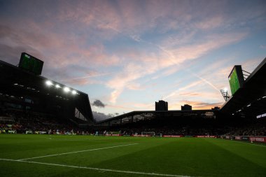 21 Aralık 2024 'te İngiltere' nin Gtech Community Stadyumu 'nda oynanan Premier League maçında Brentford - Nottingham Forest maçının günbatımı olarak genel bir görüş.